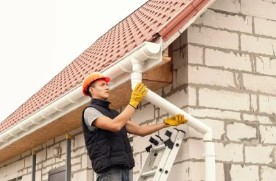 Pose et remplacement de gouttières à Trémouilles